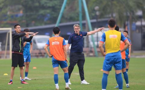 HLV Troussier gây tranh cãi với phong cách huấn luyện